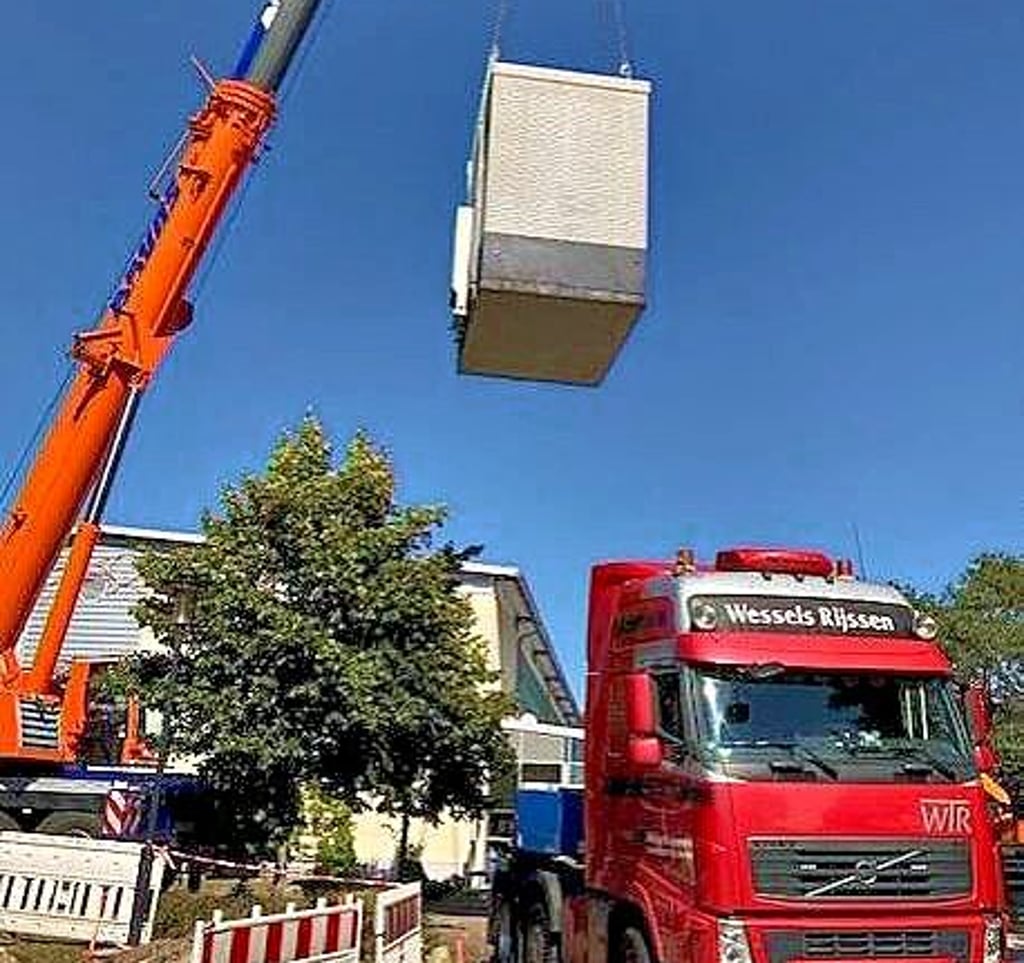 Da schwebt er ein, ein Hauptverteiler des Unternehmens Deutsche Glasfaser in Möser.