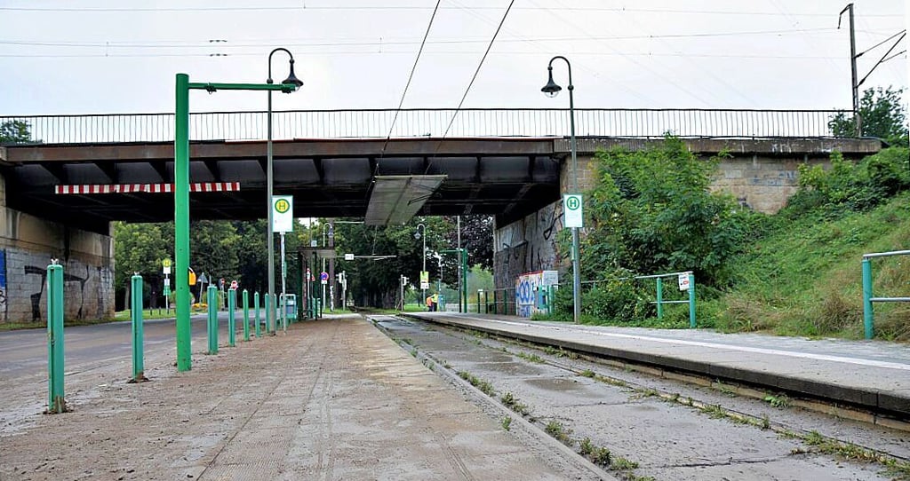 Haltestelle und Gleise der Straßenbahnlinie 6 mit Schlamm überdeckt: So sah es nach der Havarie Anfang September aus.