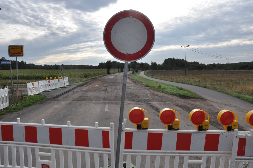 Ab Montag wird die B188 von Kloster Neuendorf bis Jävenitz und in Jävenitz bis zur Algenstedter Straße wieder für den Verkehr frei gegeben.