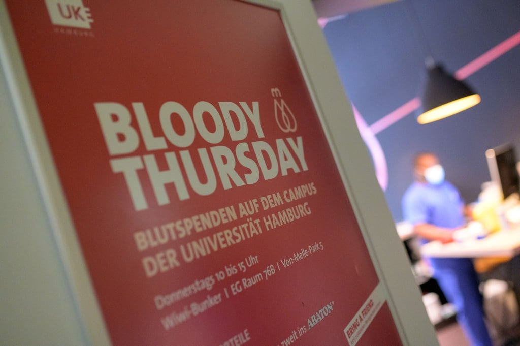 „Bloody Thursday“ steht auf einem Plakat am Eingang des Blutspende-Standorts an der Uni.