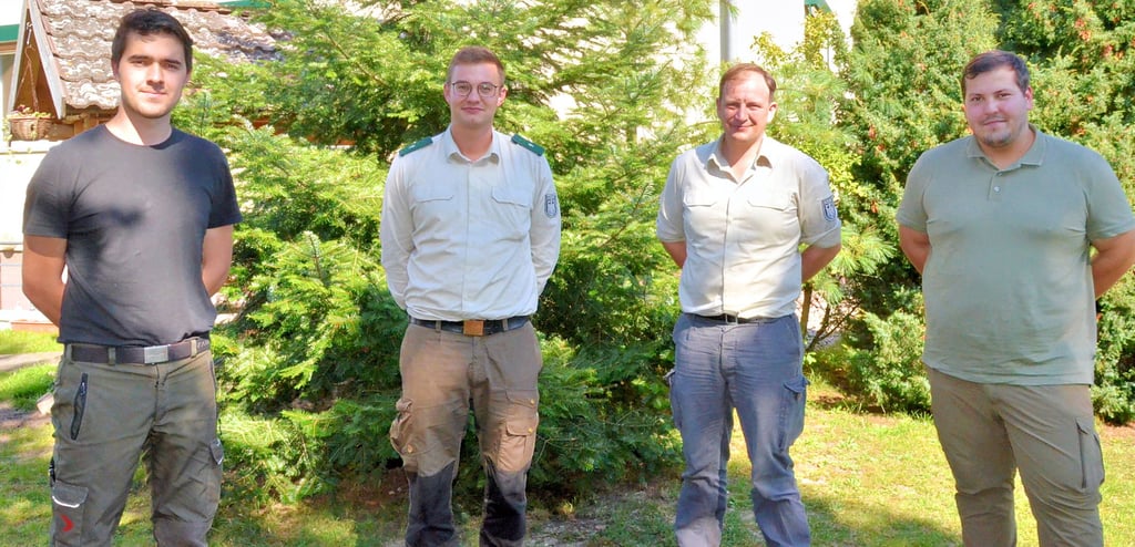 Hans-Christoph von Hirschheydt (2. von rechts) stellte den neuen Revierförster Max Sälzer (2. von links) sowie die Studenten Paul Berger (rechts) und Jan Illerich vor.
