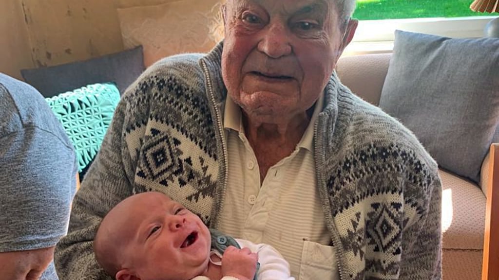 Der 93-jährige Willi Fehse hält den kleinen Louis Günther auf dem Arm.
