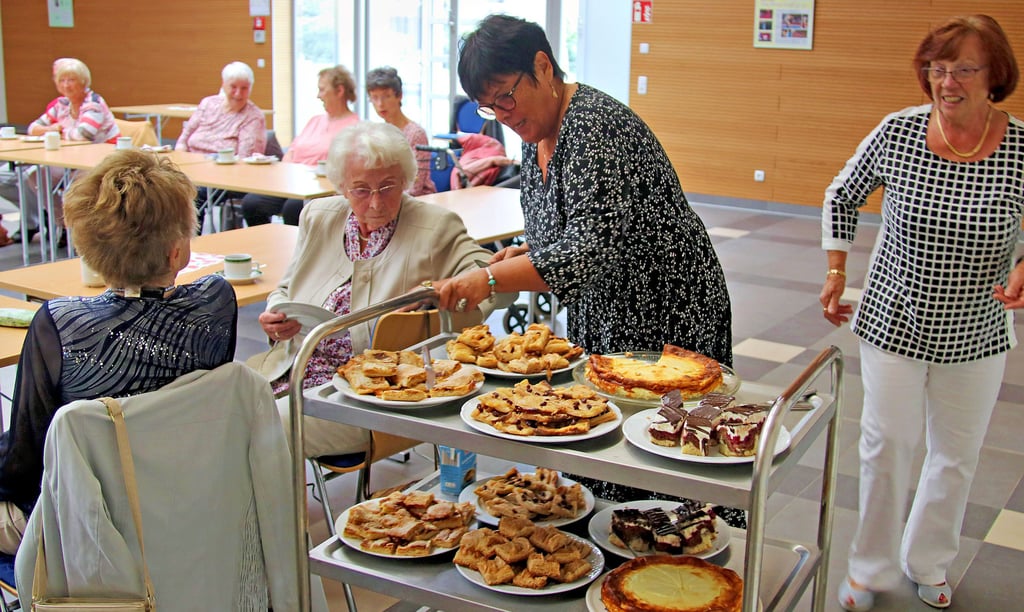 Bei Kaffee und Kuchen konnten sich die Senioren im Stadthallenfoyer über Themen aussprechen, die sie bewegen.