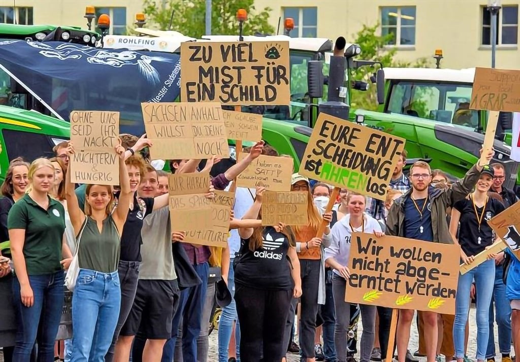 Studenten und Bauern protestierten gemeinsam im Juni gegen die Sparpläne der Universität. Die Landwirtschaftliche Fakultät ist bedroht.