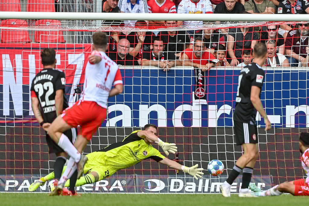 Max Besuschkow (l) brachte Regensburg gegen Nürnberg zurück ins Spiel.