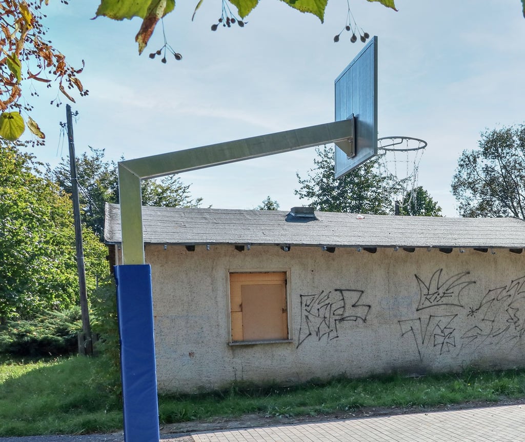 Das Gebäude des ehemligen Jugendklubs in Starsiedel am Basketball- und Volleyballfeld steht seit Jahren leer.