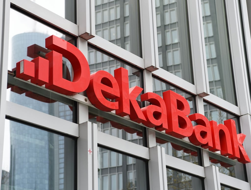 Der Schriftzug „Dekabank“ ist zu sehen.