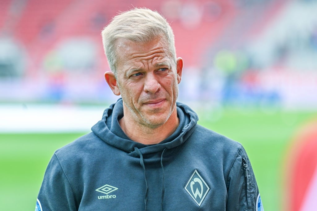 Bremens Trainer Markus Anfang steht vor dem Spiel im Stadion.