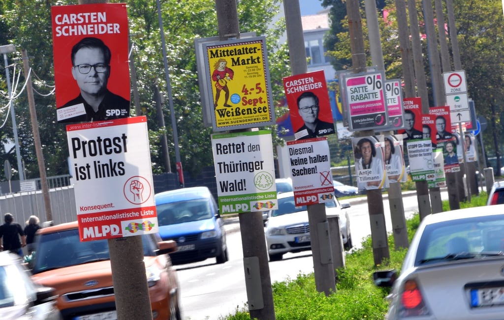 Wahlplakate hängen an Straßenlaternen in der Landeshauptstadt Erfurt in Thüringen.