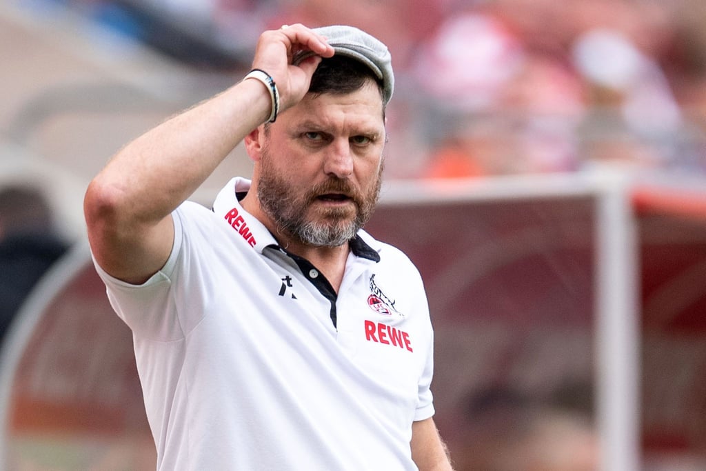 Kölns Trainer Steffen Baumgart verfolgt die Partie an der Seitenlinie.