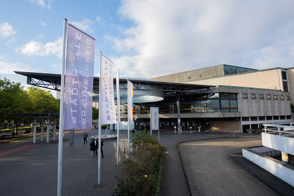 Fahnen wehen an der Stadthalle Braunschweig.