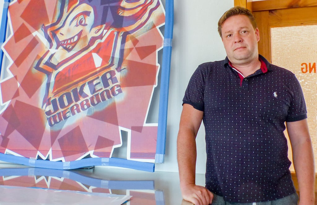 Maik Gundelwein ist seit 15 Jahren sein eigener Chef. Mit seiner Firma erledigt er viele Aufträge in Sachen Werbung.