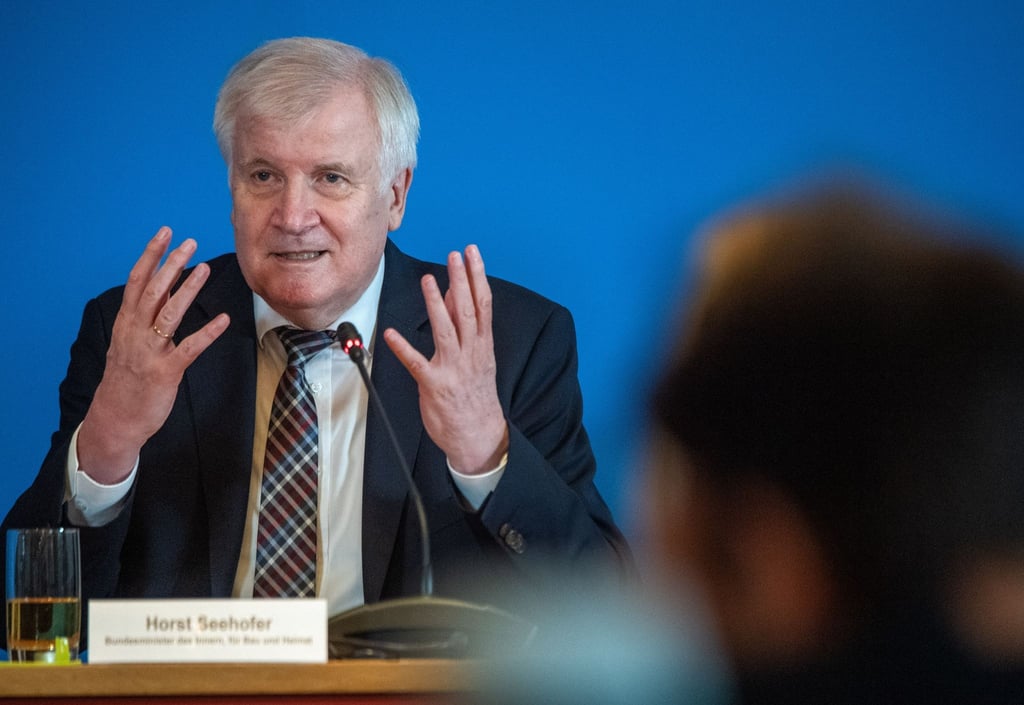 Bundesinnenminister Horst Seehofer spricht auf einer Pressekonferenz.