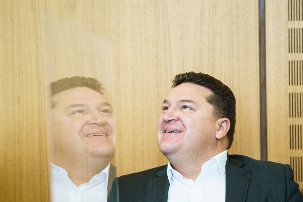 Marcus Held (SPD), ehemaliger Bürgermeister von Oppenheim, sitzt vor Prozessbeginn im Gerichtssaal.