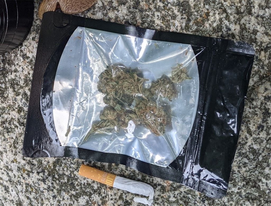 Bei einer Streife haben Polizisten drei Jugendliche im Alter von 16- und 13-Jahren überprüft. Dabei stellten die Polizisten bei ihnen Tüten mit getrockneten Hanfblüten fest.