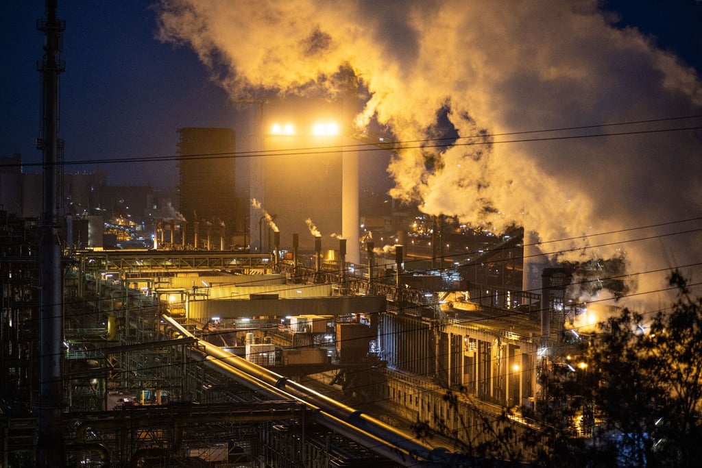 Das ThyssenKrupp Stahlwerk Schwelgern ist hell erleuchtet.