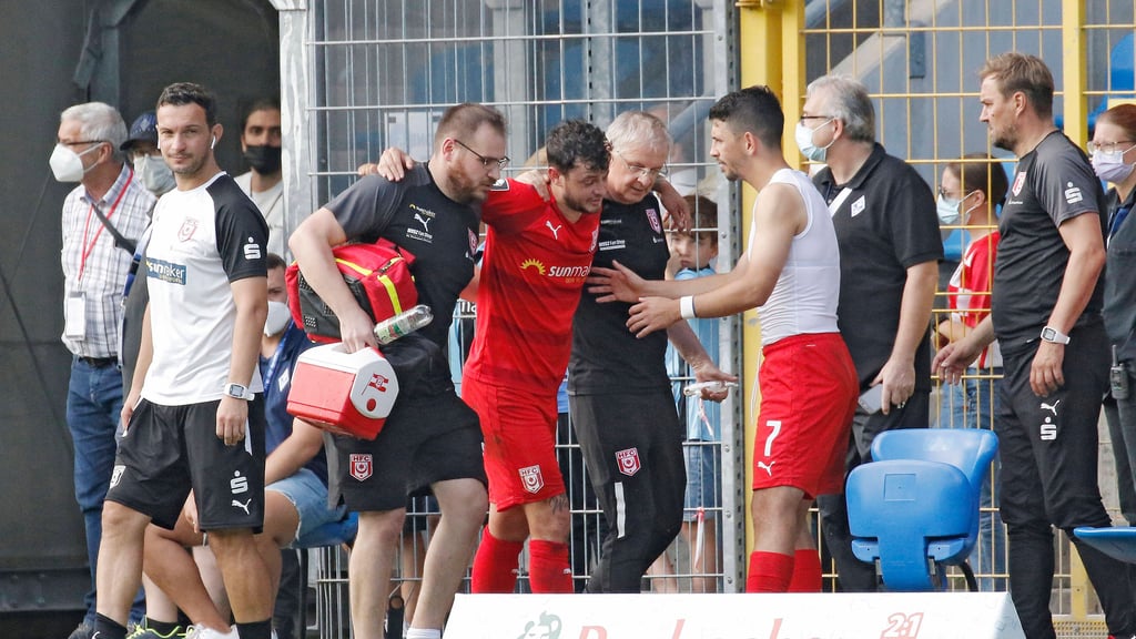HFC-Profi Aaron Herzog wird verletzt vom Feld getragen.