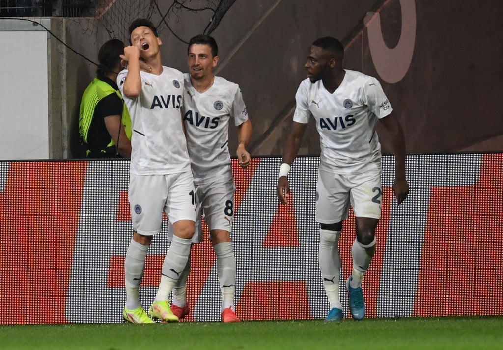 Fenerbahces Mesut Özil (l-r), Mert Hakan Yandas und Bright Osayi-Samuel jubeln nach dem Tor zum 1:0.
