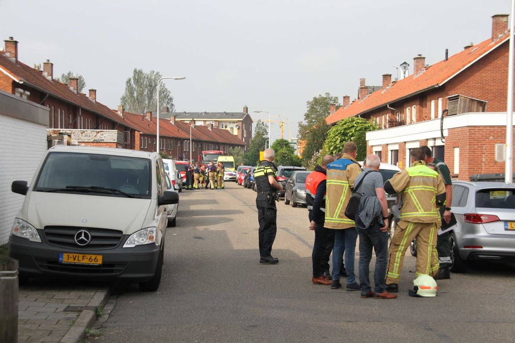 Polizisten und Rettungskräfte stehen am Tatort in Almelo.