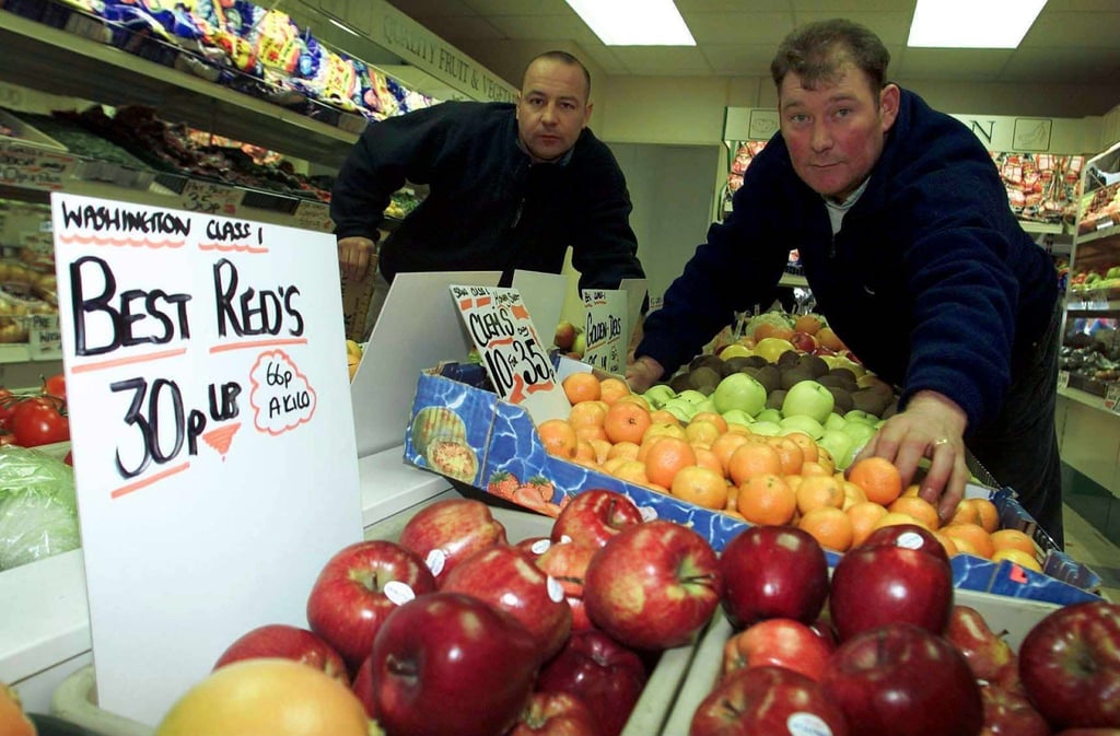 Zeiten ändern sich: Der Lebensmittelhändler Steven Thoburn (r) wurde 2001 zu einer Geldbuße verurteilt, weil er Bananen im Wert von 34 Pence (heute 40 Cent) nicht in Kilogramm angegeben hatte.