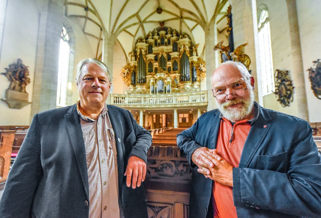Kristian Wegscheider (l.) und Christian Scheffler waren vor knapp 20 Jahren an der Restaurierung der Ladegastorgel beteiligt.