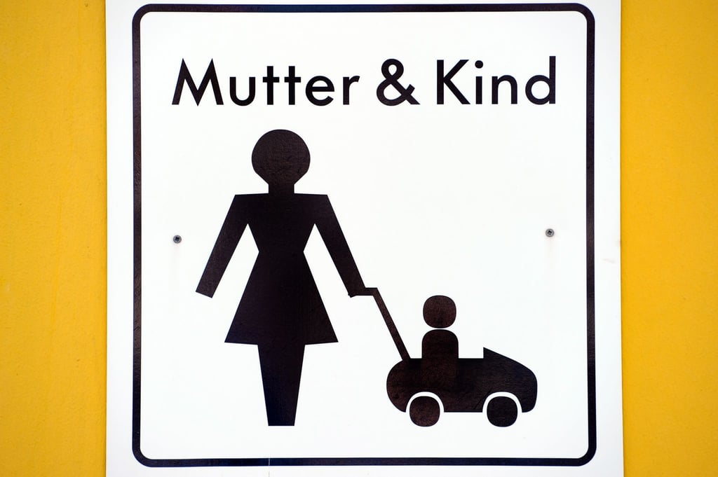 Ein mit einem Symbol markierter Parkplatz für Mütter mit kleinen Kindern.