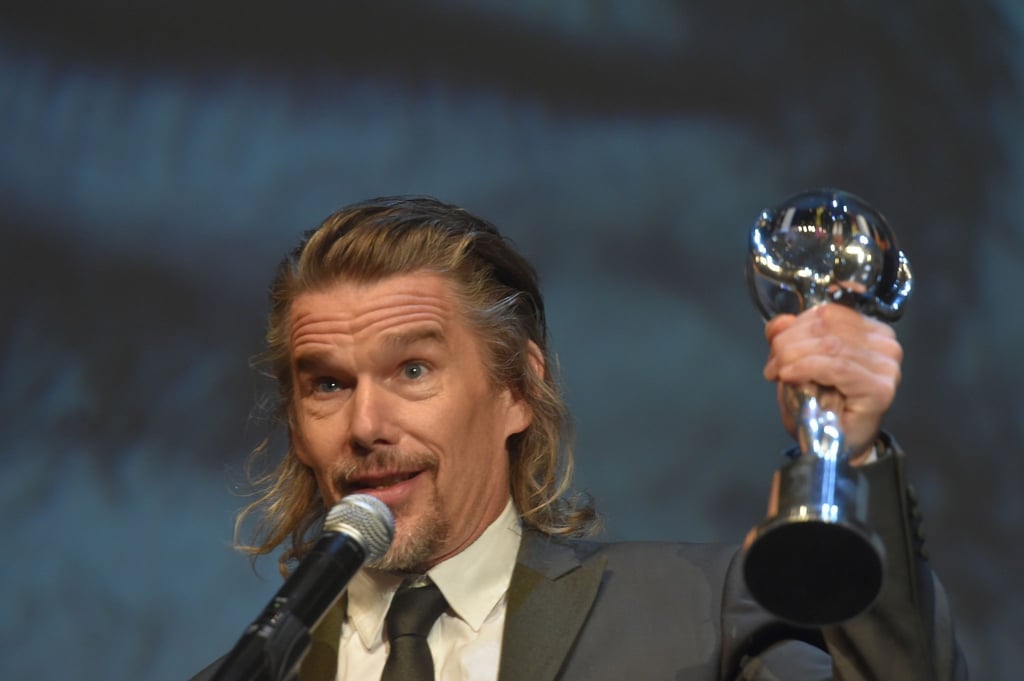 Ethan Hawke mit seiner Auszeichnung beim Internationalen Karlsbader Filmfestival.
