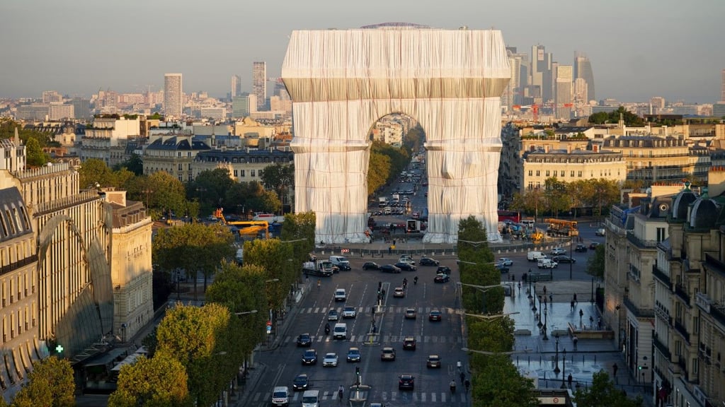 Der verhüllte Triumphbogen in Paris.