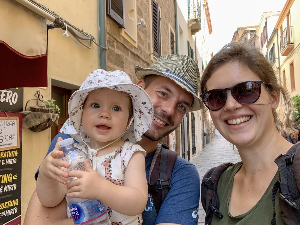 Ein Foto aus glücklichen Tagen: Tess mit ihren Eltern im Sommer 2020 in Italien.