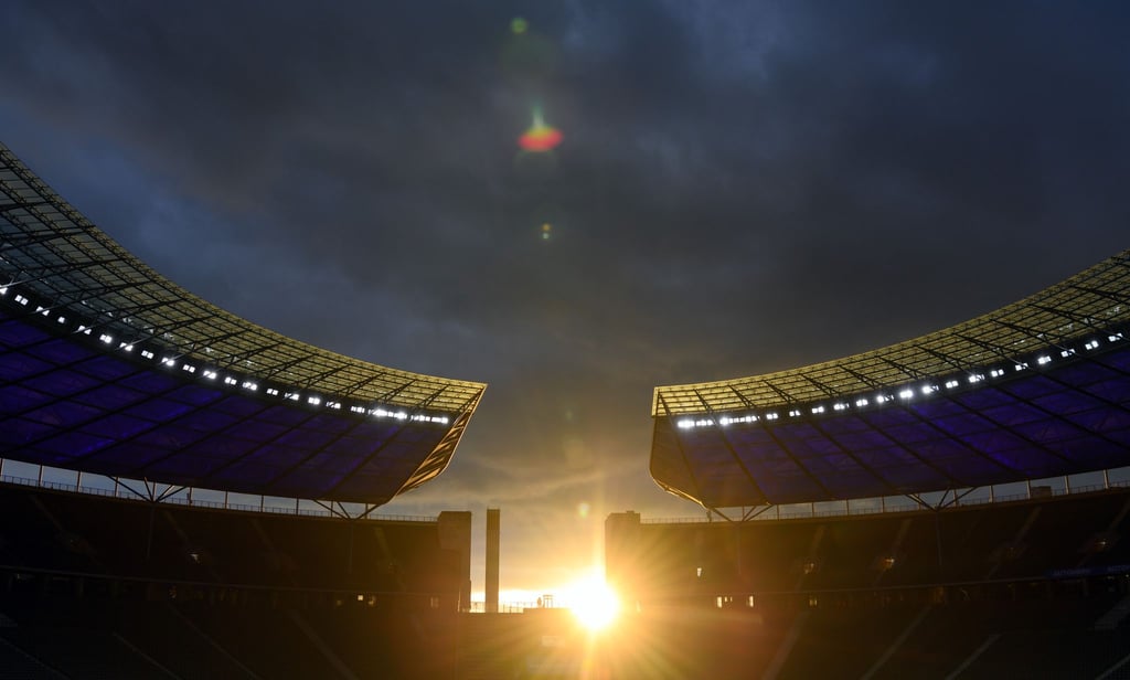 Die Sonne geht vor Spielbeginn hinter dem Stadion unter.