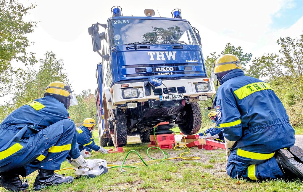 Die Auszubildenden heben mittels Luftkissen selbst schwere Einsatzfahrzeuge an.