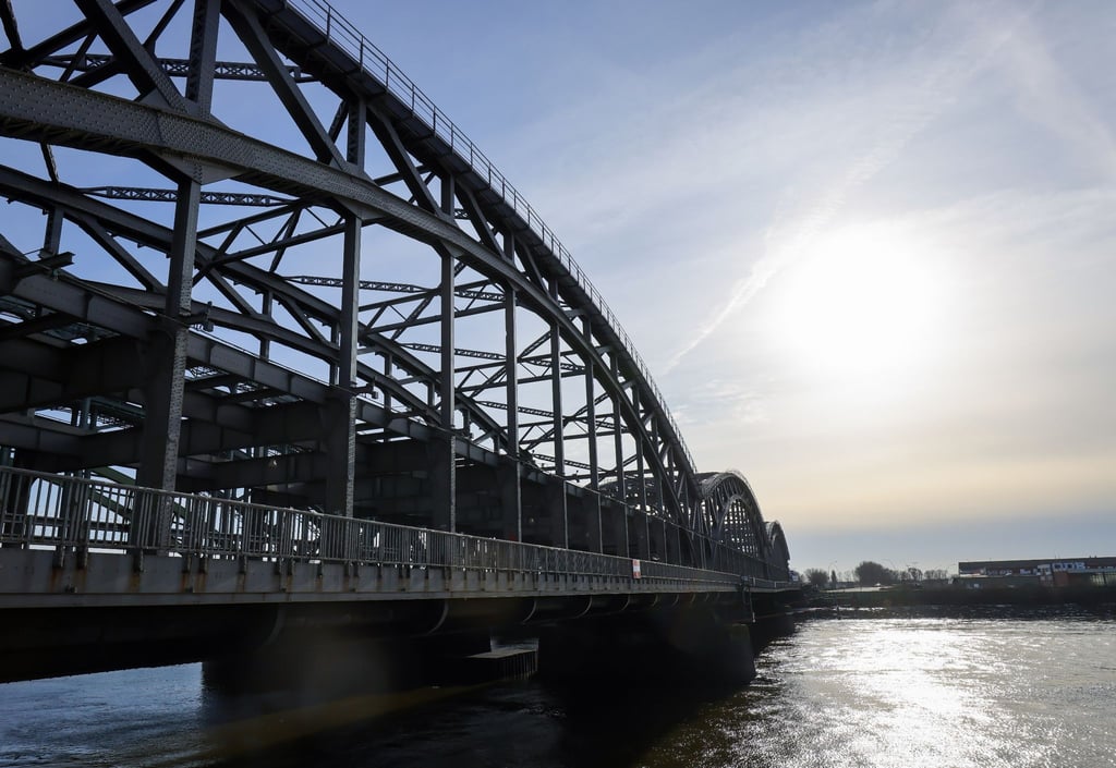 Die Freihafen-Elbbrücke im Hafen Hamburg.