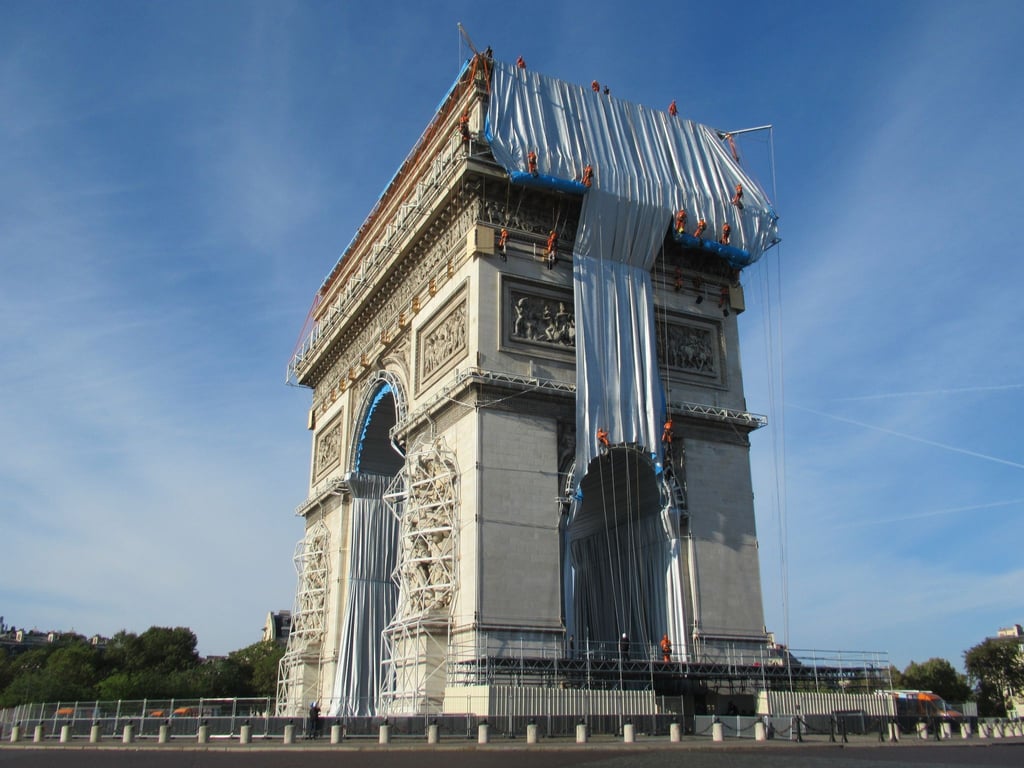 Gebäudekletterer haben mit der Verhüllung des Triumphbogens (Arc de Triomphe) begonnen.