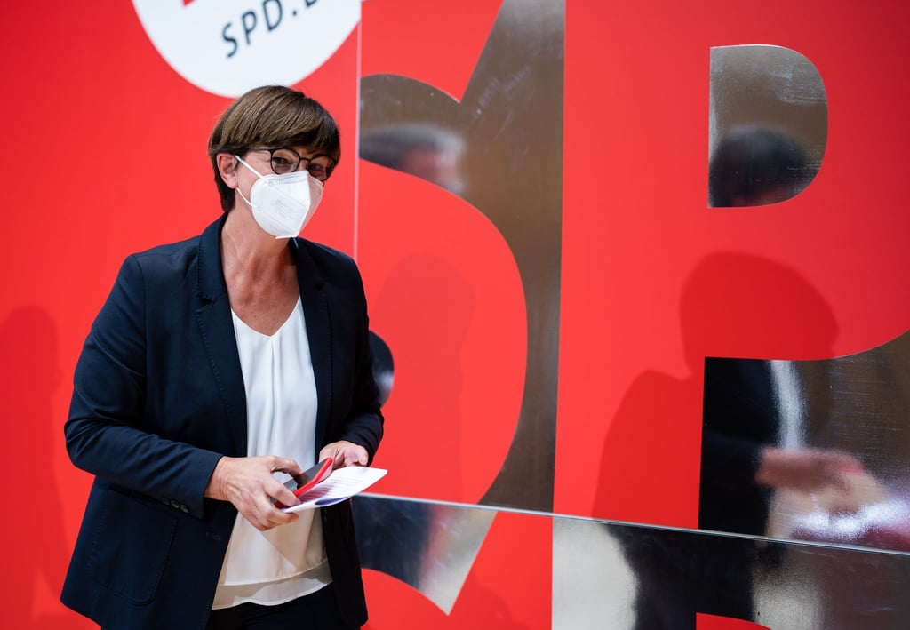 Die SPD-Parteivorsitzende Saskia Esken verlässt eine Pressekonferenz.