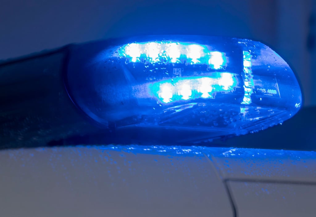 Ein Blaulicht leuchtet auf dem Dach eines Polizeiwagens.