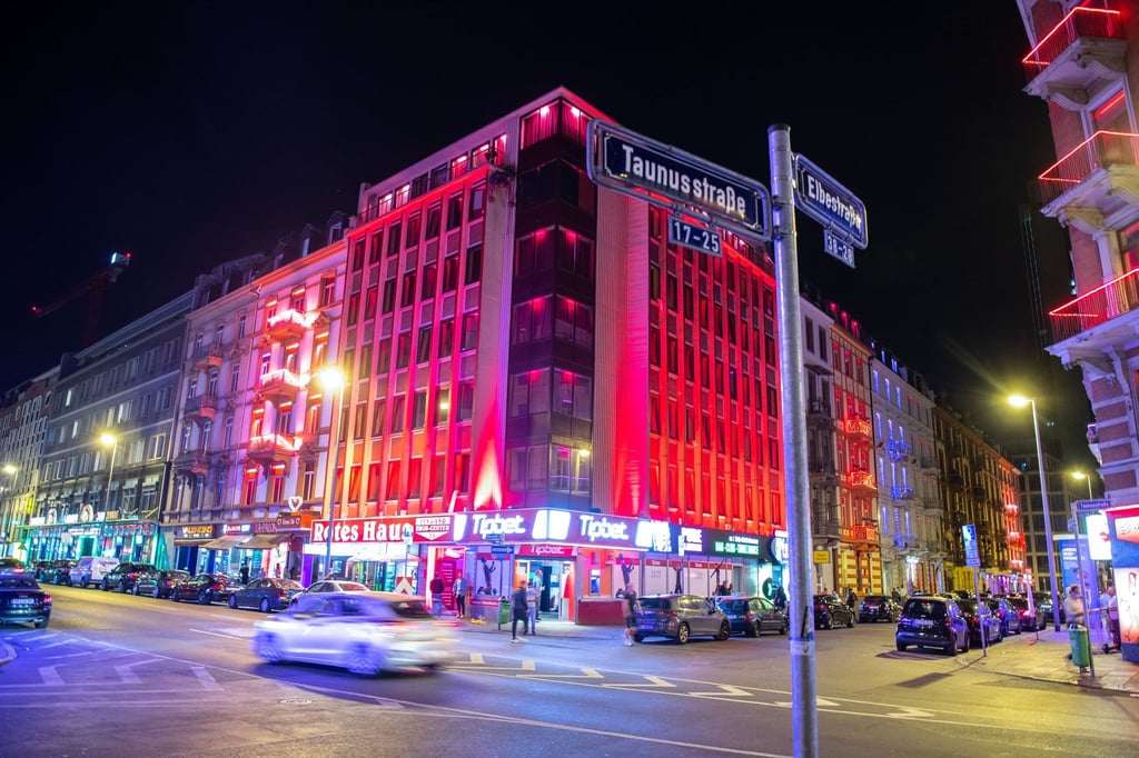 Die Lichter eines Bordells leuchten im Bahnhofsviertel von Frankfurt.