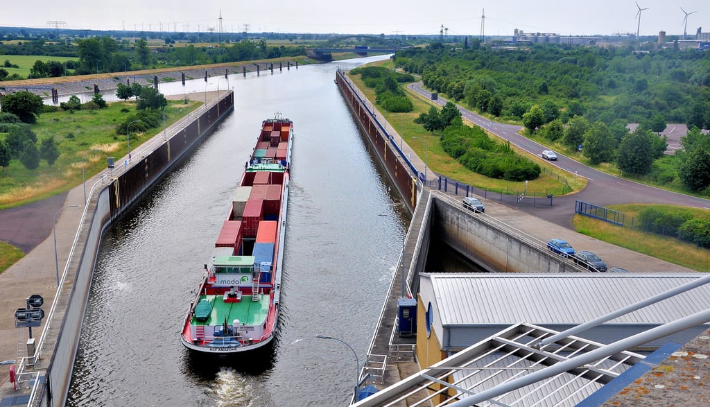 Das in Haldensleben beheimatete Frachtschiff "Amazone" hat die Sparschleuse in Richtung Magdeburg verlassen. Hinter diesem Becken befindet sich auf der linken Seite der Abzweig zum Schiffshebewerk Magdeburg-Rothensee. Rechts geht es über den Verbindungskanal weiter in Richtung der Magdeburger Häfen, von denen der Kanalhafen und der Hansehafen bislang durch eine Niedrigwasserschleuse vor zu niedrigen Wasserständen in der Elbe geschützt werden.