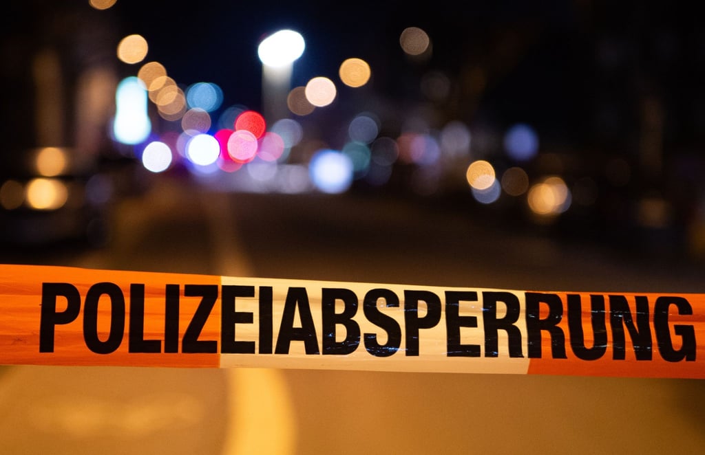 Ein Einsatzort der Polizei ist mit Flatterband abgesperrt.