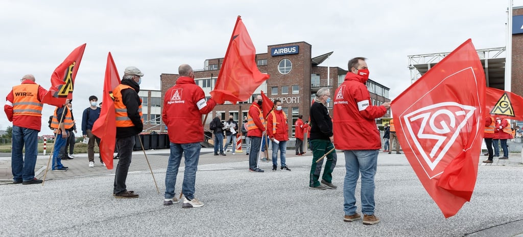 Mitarbeiter im Warnstreik vor dem Haupteingang von Airbus in Hamburg-Finkenwerder.