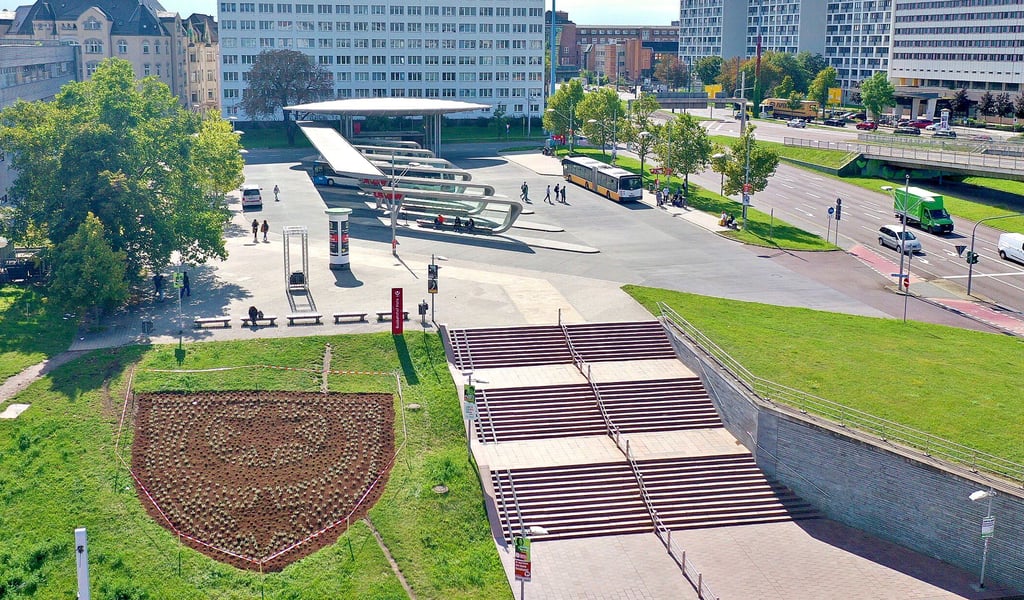 Aus luftiger Höhe ist diese Attraktion am Riebeckplatz zu sehen. Dort wurde ein Halle-Logo in den grünen Hügel gepflanzt.