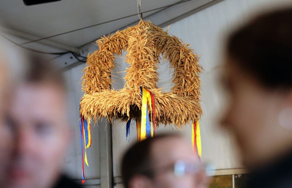 Auf der MeLa hängt eine Erntekrone.