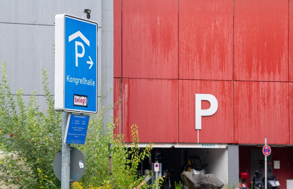 Vor dem Parkhaus an der Kongresshalle zeigt ein Schild an, dass es besetzt ist.
