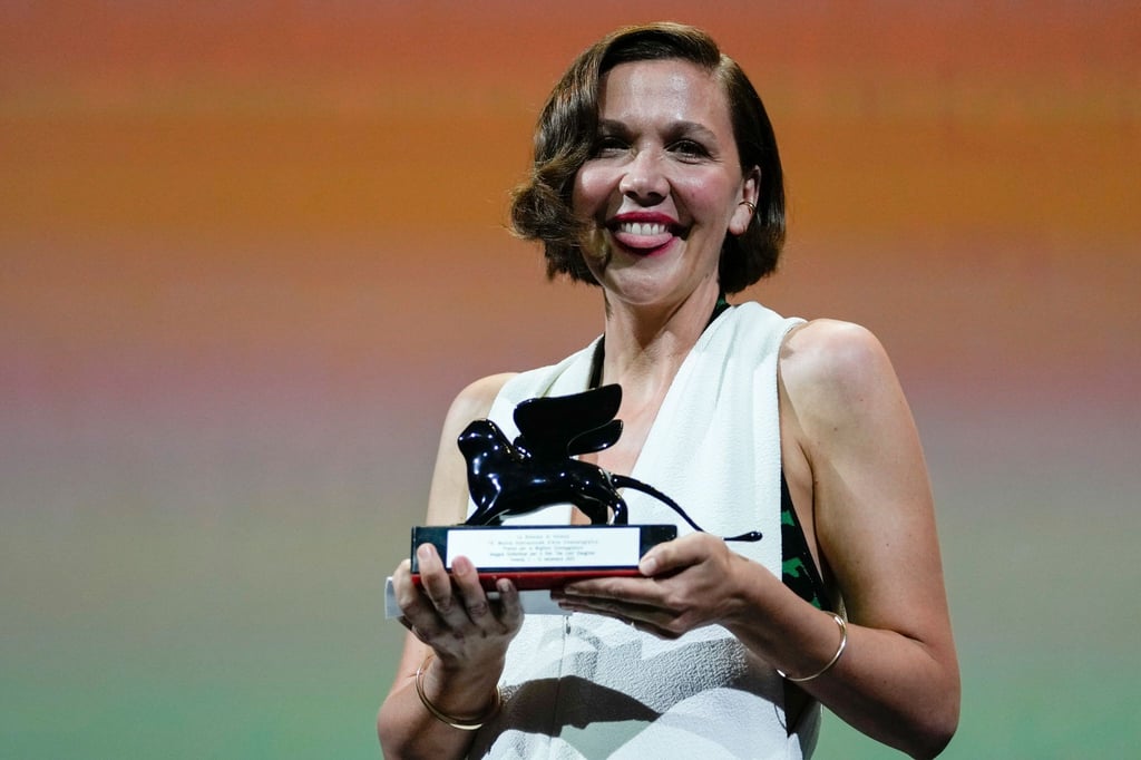 US-Schauspielerin Maggie Gyllenhaal wurde mit dem Preis für das beste Drehbuch für „The Lost Daughter“ ausgezeichnet.