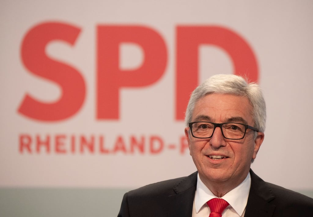 Der rheinland-pfälzische Innenminister Roger Lewentz spricht in Mainz.