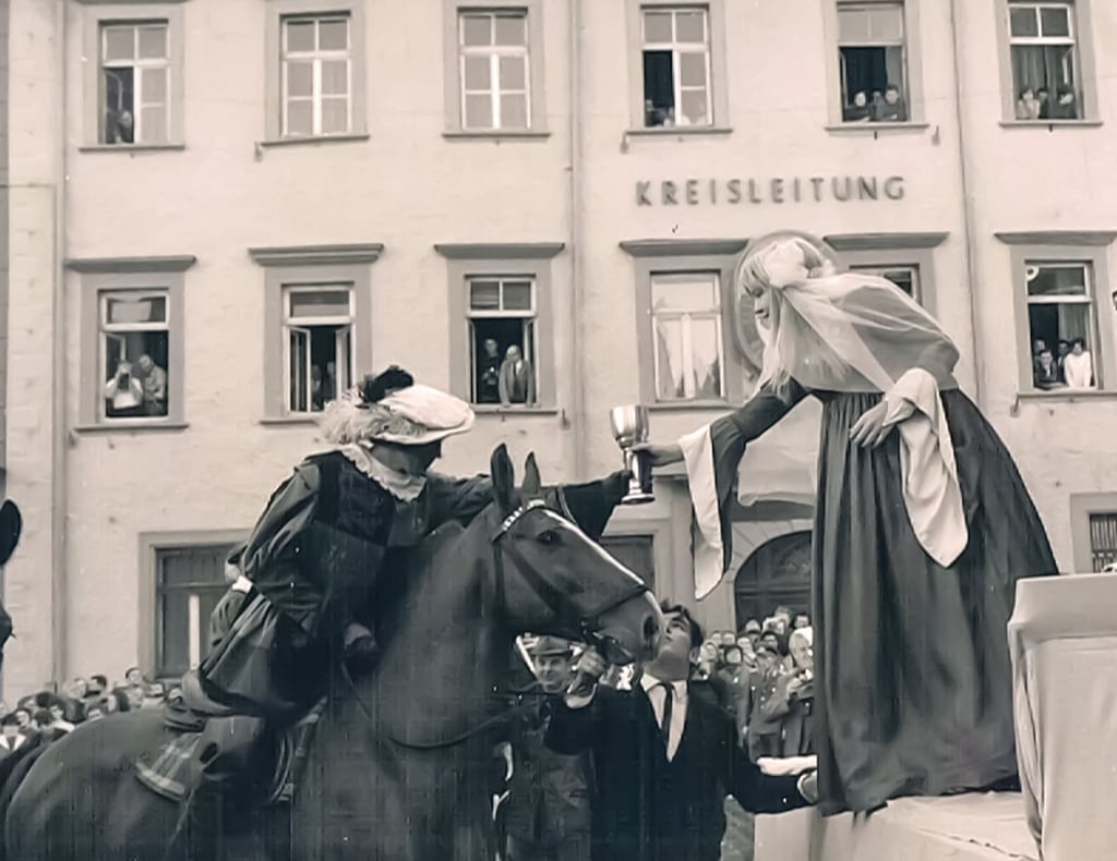 Erster großer Auftritt 1969: Als 15-Jährige reicht Gisela Hutschenreuther auf der Tribüne dem kaiserlichen Herold einen Weinkelch.