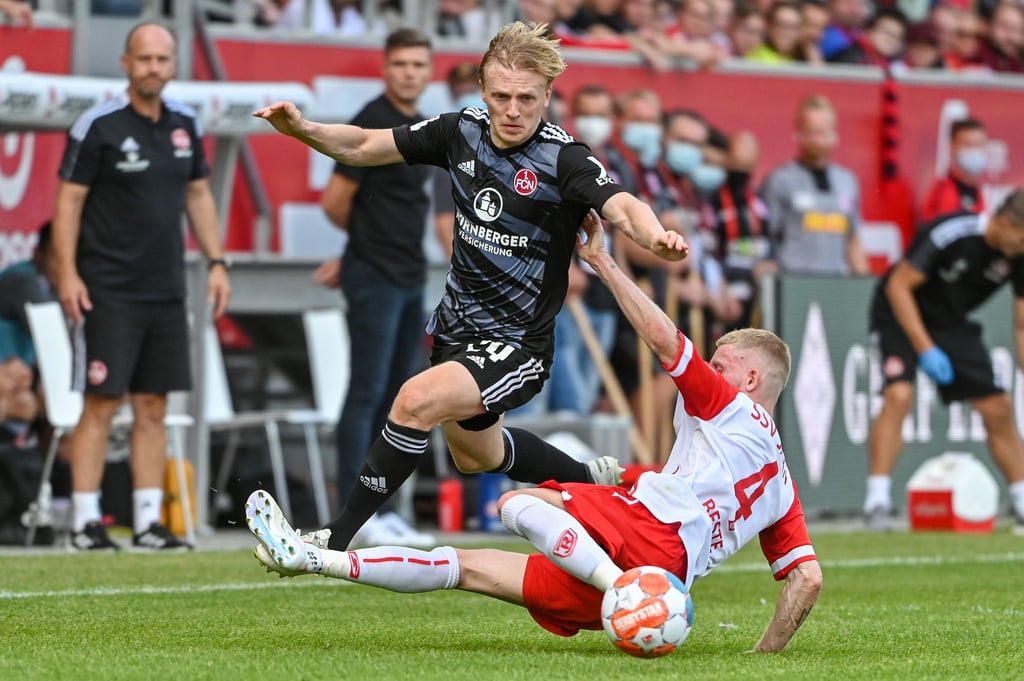 Jan-Niklas Beste musste sich mit Spitzenreiter Regensburg (r) mit einen Punkt gegen den 1. FC Nürnberg zufrieden geben.