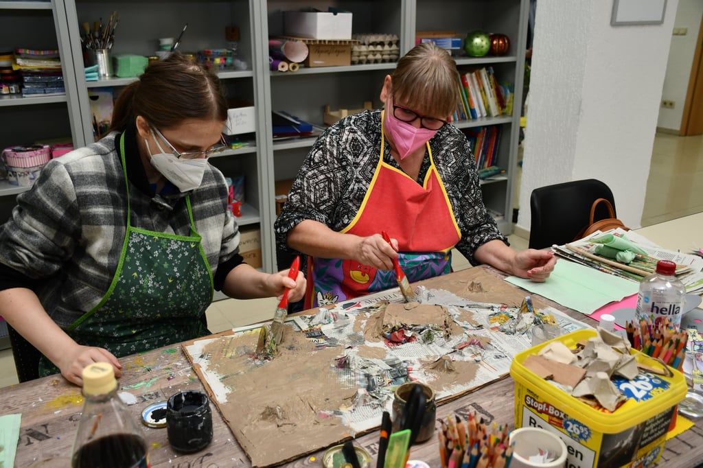 Sandra Schroedter (l.) und Manuela Tügel basteln eine Mondlandschaft für Kita-Kinder. Die beiden sind als Teilnehmer einer Jobcenter-Maßnahme im Begegnungszentrum ?Mittendrin? im Kannenstieg beschäftigt.