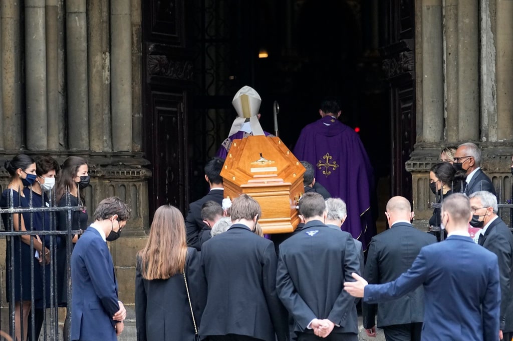 Der Sarg des Schauspielers Jean-Paul Belmondo wird in die Kirche Saint Germain des Près getragen.