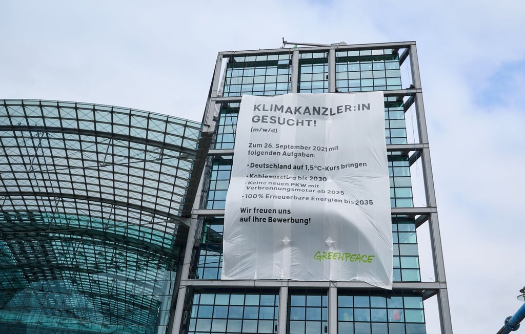 „Klimakanzler:in gesucht!“ steht auf einem großen Transparent von Greenpeace.