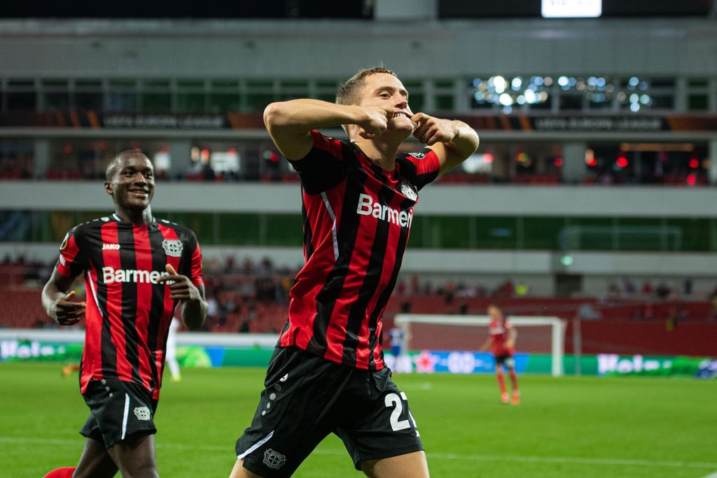 Leverkusens Florian Wirtz (r) jubelt nach seinem Treffer zur 2:1-Führung, links läuft Moussa Diaby.